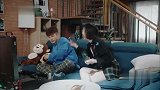 妹子在男友面前炫耀自己出名了 男友说她病得不轻