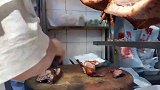 香港师傅快刀乱斩整只吊炉脆皮烧鹅，一刀流断骨斩肉，肉汁飞溅