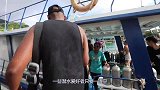 潜水员海底发现飞机碎片，靠近一看被吓到，机舱内竟有“人”？
