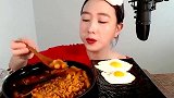 韩国美女吃美味炸弹炒饭，头上还要顶个煎蛋，真应景