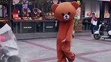 网红熊不好好工作，跑去整蛊小情侣，这下挨打了吧