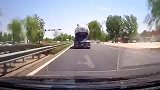 刹出了白烟！用尽全力救下轿车，不是拍下谁信！