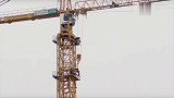 大型塔吊崩塌多可怕？周围建筑都不能幸免，感觉比科幻电影都震撼