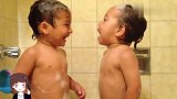 双胞胎兄弟偷偷洗澡，不料被老妈撞见了，接下来这一幕太有爱了