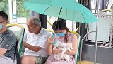 绝对是个爱狗人士，公交车里为小奶狗撑着伞，旁边大爷都无语了！