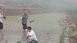 这一幕把人看呆，小朋友插秧也是玩嗨了