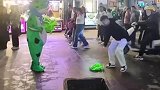 你小伙子太不厚道了吧