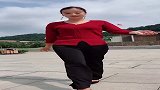 红色上衣女士，气质加分不少