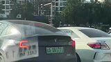 这一幕把人看呆了后面的奔驰大哥躲得远远的