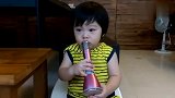 可爱小宝宝认真演唱月亮代表我的心,中途笑场后还能迅速恢复状态