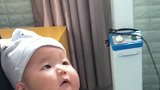 护士阿姨给小宝宝打针，没想到宝宝一直盯着阿姨看，小表情好逗啊