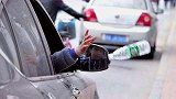 乘客随手乱扔垃圾，司机霸气举动把乘客丢下车，扬长而去