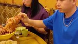 吃酒席也不能忘了媳妇，安排上了，全都是她喜欢吃的！