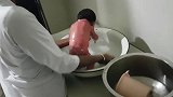 护士给新生宝宝洗澡！宝宝这哭声好洪亮啊！小模样看着真可怜