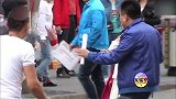 美女一脸懵，就被拉过去采访，后来才知都是套路