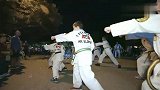 五胞胎看到跆拳道表演,莱利也过了一把瘾,太可爱了