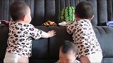 三胞胎兄妹这小豹纹穿的真带劲，猜猜坐在地上的是老几