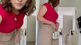 女子在家中试衣服被误会，狗狗清晰问出“你要去哪里”