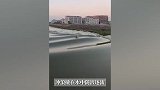 一道浪走5公里！皮艇爱好者在钱塘江大潮支流玩起冲浪撬