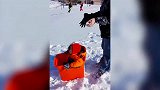 爸爸用气垫当雪橇，带孩子们在园中滑雪，孩子们都摔跤了！