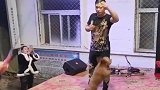 大哥训练狗子跳绳的搞笑操作，狗子说我不是人，但你是真的狗！
