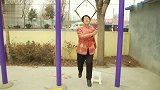 吓坏旁边大爷！68岁硬核大妈天秀“上吊式”锻炼