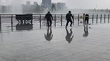 没想到鞋子用处这么大