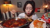 妹子吃火锅杂烩，搭配泡菜，看着都觉得辣