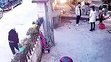 善良的小男孩主动上前搀扶拄拐杖的老人，小小年纪就知道关爱老人