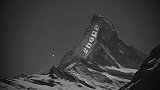 希望！瑞士著名雪山被点亮 巨大标语为人类祈福！