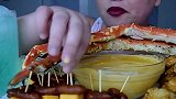 来来来吃点大帝王蟹腿