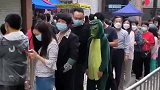 绿头鱼穿恐龙衣在排队，成为全场焦点