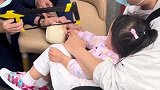 广东广州：女童贪玩手卡椰子中，消防员边哄娃边“破壳”