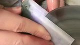 手艺人对玉石的加工非常认真，他很专业！