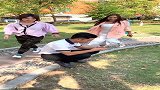 两个美女突然跑过来吓我一跳