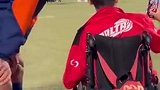 范戴克来到场边与坐轮椅的球迷合影 并为其签名