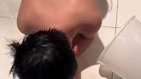 弟弟洗澡被水桶卡住，哥哥竟第一时间拍视频