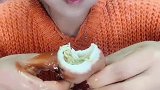 妹子狂吃八爪鱼，牙黑黑哈