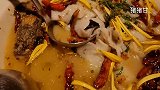 首次尝试网红酸菜鱼店，两人份都不够吃，无骨鸡脚辣味足