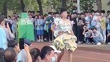 高二男生用报纸自制环保裙，在校园走秀气场十足