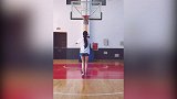 羡慕！小哥哥和美女一起打篮球 这盖帽是认真的吗