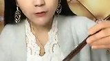 凉拌菜清凉爽口，吃了一个辣椒瞬间有种火辣辣的感觉