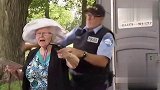 警察打晕老太太，竟然因为老太捡了把玩具枪