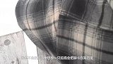 驼鹿想要跳高，结果两只蹄子卡在了篱笆里，可把主人笑坏了