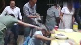 老外搞笑视频集锦，奇葩操作能承包一年的笑点！