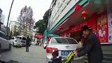 这老大爷的脾气真大，徒手拆掉车牌，要不是监控谁信