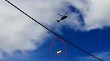 吓人！直升机空中表演缆绳突然断裂 哥伦比亚两士兵坠落身亡