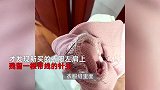 宝宝新衣暗藏带线针头，肩膀疑被扎多个洞，宝妈：商家道歉称赔10元