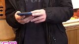 王思聪被偶遇排队吃拉面，边等边玩手机，头上的绿帽子吸睛
