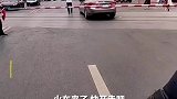 男子和匝道工作人员置气